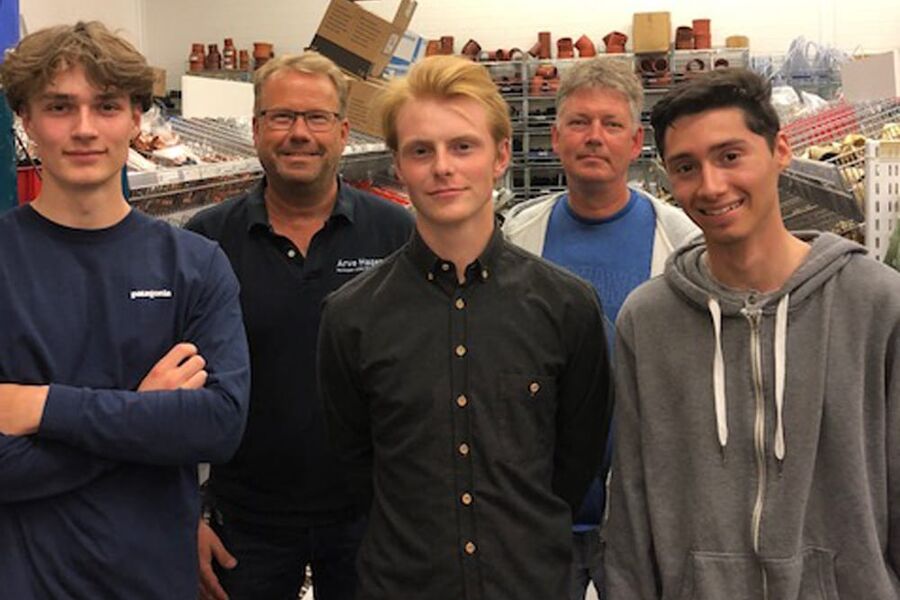 På bildet ser vi fra venstre i førsterekke de 3 nye lærlingene: Sivert Lien, Jørgen Skar og Sebastian Høiby. Bak fra venstre daglig leder Jo Finborud og Kyrre Jensen fra Opplæringskontoret for Rørleggerfaget.
