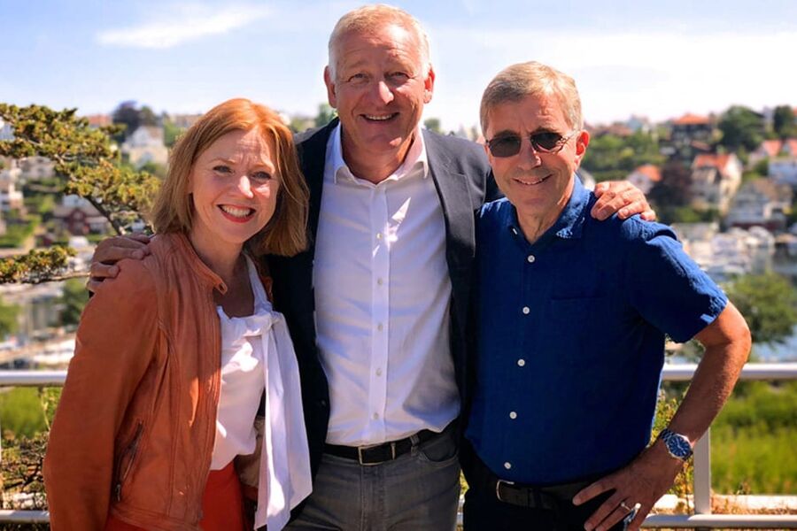 På bildet ser vi fra venstre: Ingjerd Aaraas, adm. dir. i Brekke & Strand, Geir M Aarstad, styreleder Brekke & Strand og daglig leder Tønnes A. Ognedal i SINUS AS.