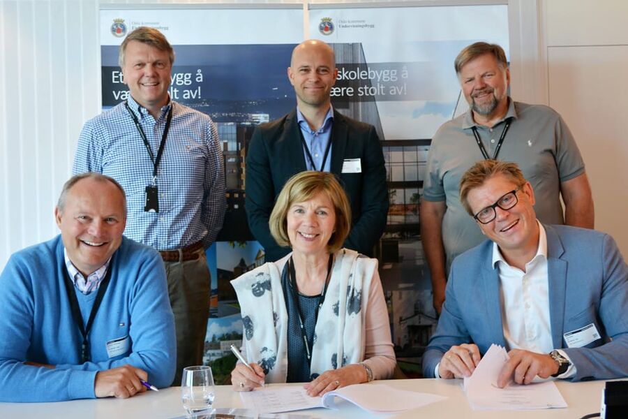 Fra signeringen av kontrakten. Bak f.v.: Per Morten Kals (Undervisningsbygg), Olle Forsberg (NCC) og Einar Holstad (Undervisningsbygg). Foran f.v.: Gunnar Ulvestad (NCC), Rigmor Hansen (administrerende direktør i Undervisningsbygg) og Are Strøm (NCC). Foto: Kristina Notaker-Velde