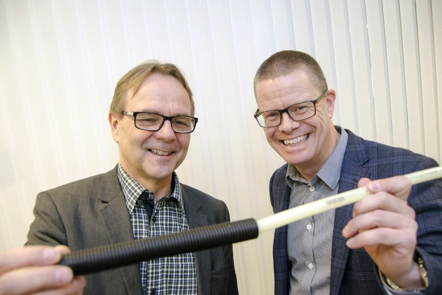 Produktsjef i Norsk Wavin, Tom Ole Stenberg og Niklas Åkesson, nordisk sjef for markedskommunikasjon i Wavin, er fornøyd med at de nå er klare med det nye tappevannsystemet. - Det har vært en vei å gå, men nå kan vi endelig si at vi har utviklet et system som vi vet rørleggerne vil sette pris på.