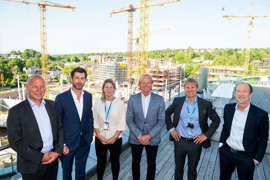 Her ser vi de involverte partene fra signeringen av kontrakten.