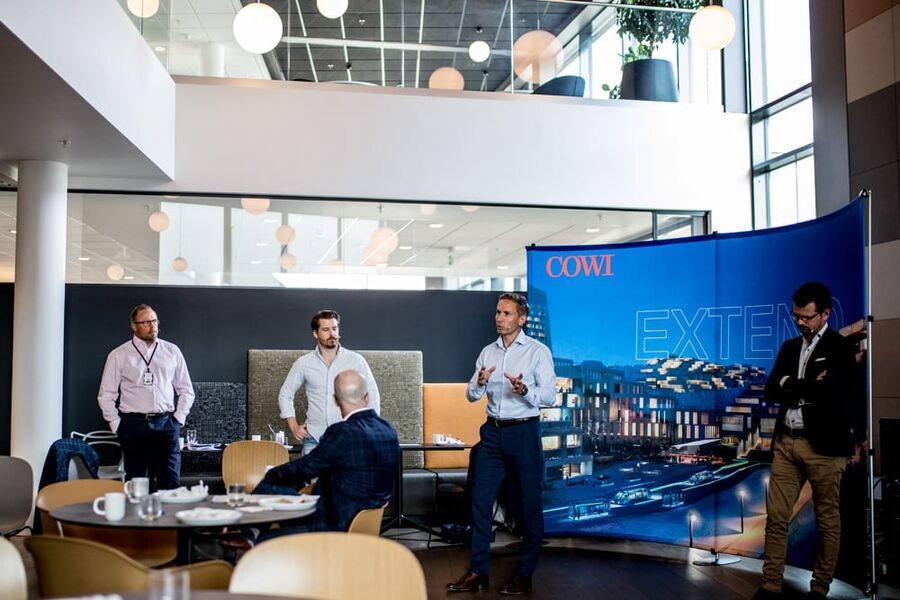 Fra venstre: Erik Rigstad, utviklingssjef Bygninger i COWI, Harald Hammer, fagekspert solceller og energilagring i COWI, Øyvind Moen, administrerende direktør i Veidekke Eiendom og Christian Geelmuyden, utleiesjef i Höegh Eiendom. Foto: COWI