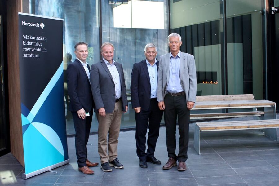 Norconsult åpnet kontor i Drammen. Fra venstre: Henning Vellene, Bård S. Hernes, Drammens ordfører Tore Opdal Hansen og Per Kristian Jacobsen, konsernsjef i Norconsult. 