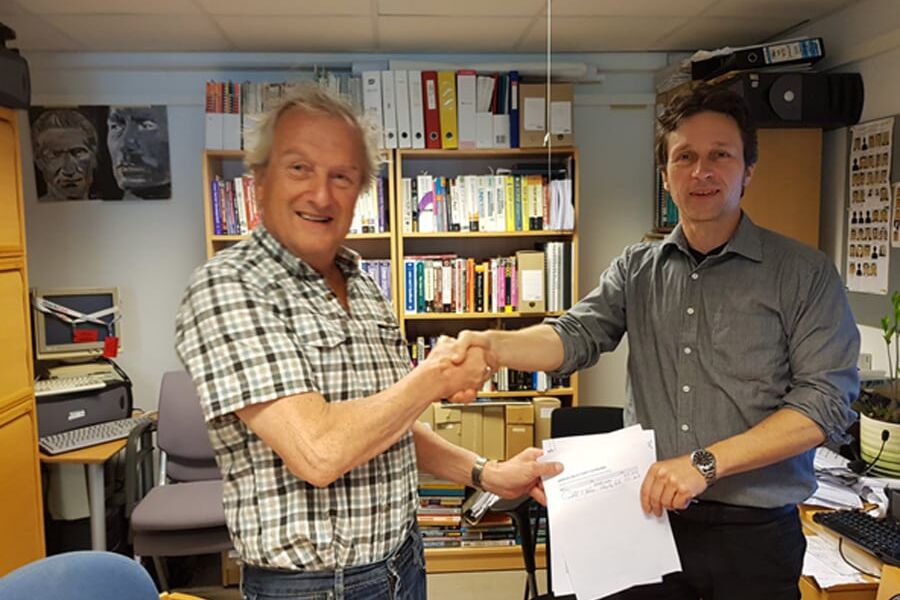 Asle Johnsen fra Aiwell og Thomas Nordli fra USN under signeringen av intensjonsavtalen