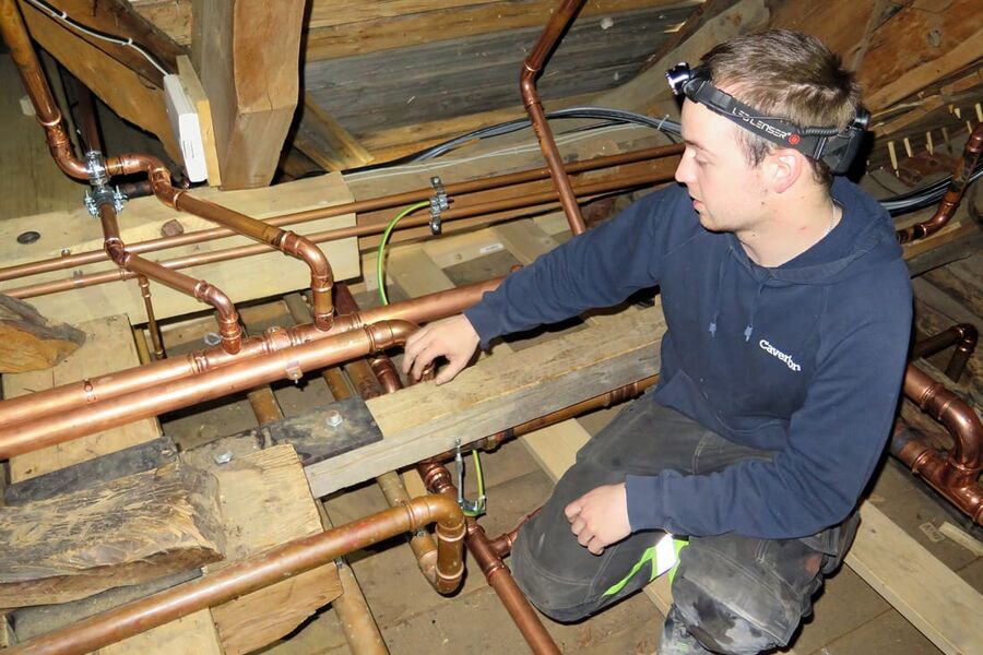 Eirik Hovland på loftet i Nore stavkirke. Foto: Karin Axelsen, Riksantikvaren
