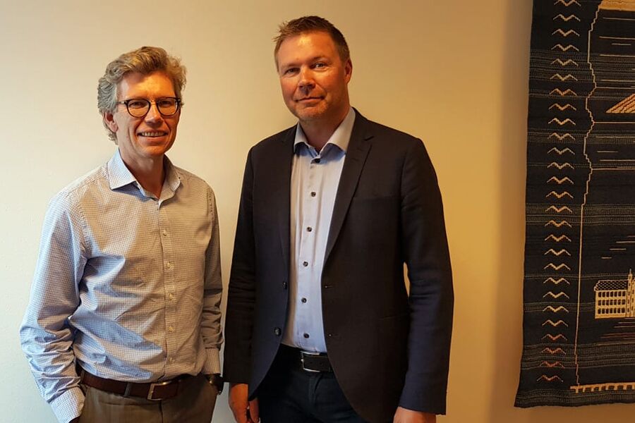 Petter Storhaug (th), regionsdirektør i Bravida, vil heretter også lede Oras sin virksomhet i Trøndelag. her sammen med adm.direktør i Bravida Norge,, Tor Bakke. 