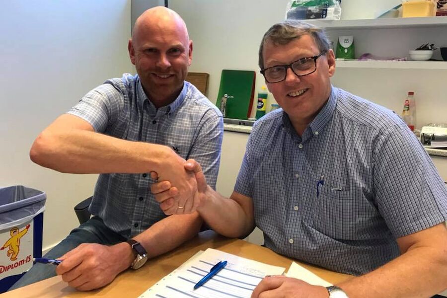 RØRLEGGERARBEIDER: Anders Thime i RørCompaniet og daglig leder David Koht-Norbye i Østfoldbadet underskriver kontrakten. 