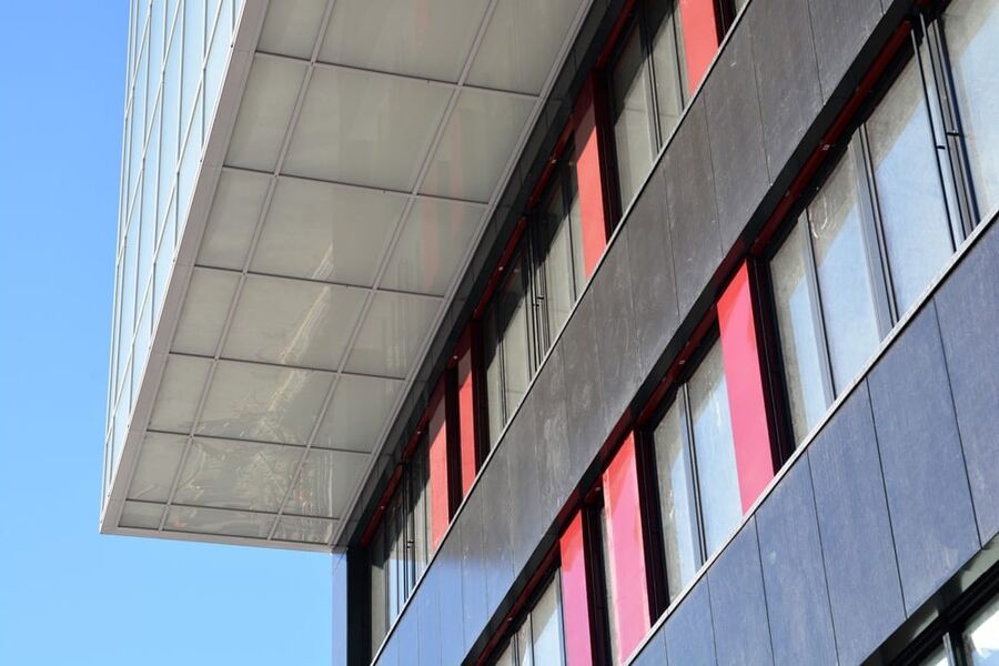 Integrerte solceller i fasaden på Brynseng skole. 