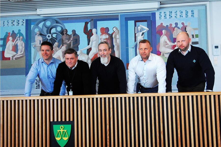 Eidsvoll kommune valgte GK Sikkerhet som leverandør av adgangskontroller i kommunale bygg. Fra venstre; leder salg og forretningsutvikling Kenneth Furesund (GK Sikkerhet), prosjektleder Kjell Ivar Ørbæk (Eidsvoll kommune), virksomhetsleder Erik Lunde (Eidsvoll kommune), Administrerende direktør Svein H Dahle (GK Sikkerhet) og prosjektleder Espen Melby (GK Sikkerhet).