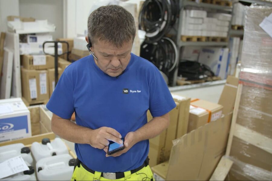 En rørlegger fra Bryne Rør dokumenterer i henhold til sjekklisten i VB Smart. 