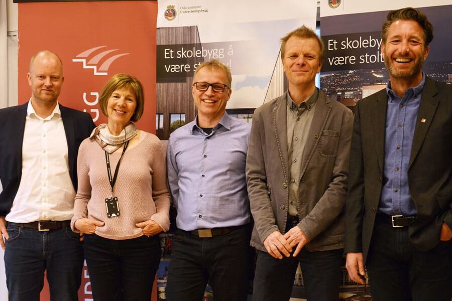 Fra signeringen av avtalen mellom Veidekke og Undervisningsbygg. På bildet ser vi fra venstre, Jan-Fredrik Gulseth, Rigmor Hansen, Roar Pedersen, Jørn Aaltvedt, Erik Økland.