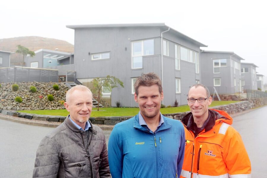 På Rossåsen i Sandnes har Jadarhus, Fjogstad-Hus og Block Watne bygget tilsammen 18 eneboliger med passivhusstandard. Boligprosjektene har vært med i EBLE-prosjektet. F.v: teknisk leder Geir Sandsmark fra Jadarhus, administrerende direktør Torstein Fjogstad fra Fjogstad Hus, 
 prosjektleder Niels Alle fra Block Watne (i orange jakke). Foto: Lars Kristian Aalgard