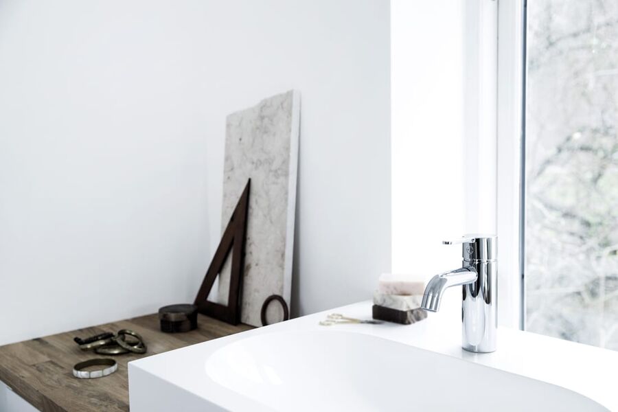 - Vi i Korsbakken har fått være med å designe denne serien. Den høye servantkrana har blant annet 141mm tut, slik at den passer perfekt til våre bolleservanter som blant annet Sicilia fra Bathco, sier Helene Iversen hos Korsbakken. 