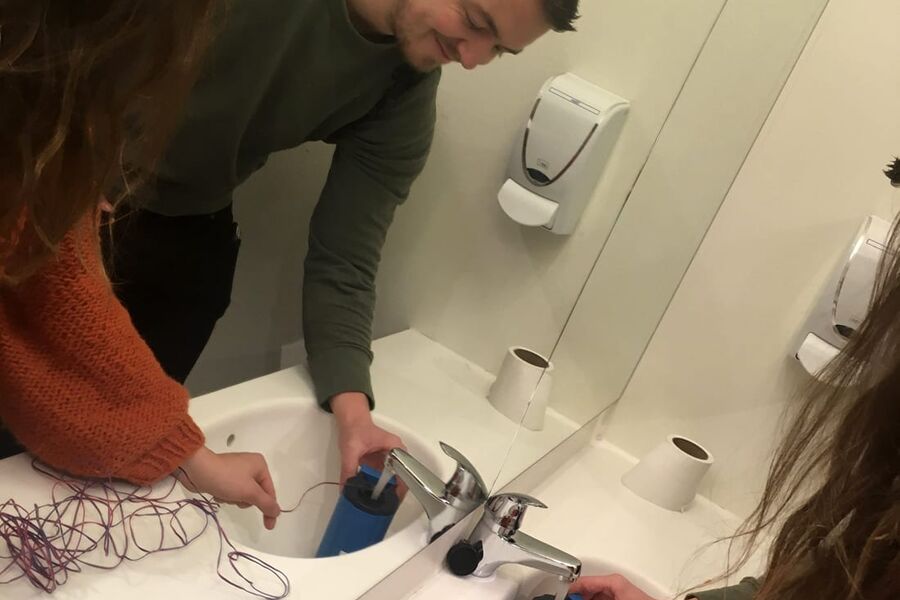 Bachelorstudentene Stine Bjønnes, Lars Grytten og Celine Stofer ved OsloMet ser på sluttbruk av varmtvann i Stovnerskogen sykehjem. Foto: Privat
