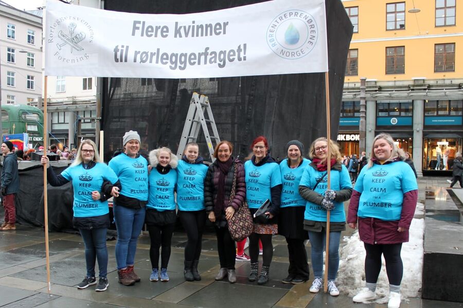 Her er jentene samlet under 8.mars markeringen på torget i Bergen. 
Fra venstre se vi: Margun Dahle, Laksevåg Rør og Sanitær, Marte Linn Hausgard, Chr.M. Vestrheim, Frøya Skagerbø Kjellervold, Clausen Rør, Mai-Brit Grimen, B Fondenes Aut Rørleggerfirma, Ragnhild Waage, Elisiv Mjøvnen, Oswald Jørs, Julie Kleppe Bøtun, Fresvik Røyrleggjarservice, Celine Ketelsen, Teknisk Bureau, og Nathalie Ellefsen
