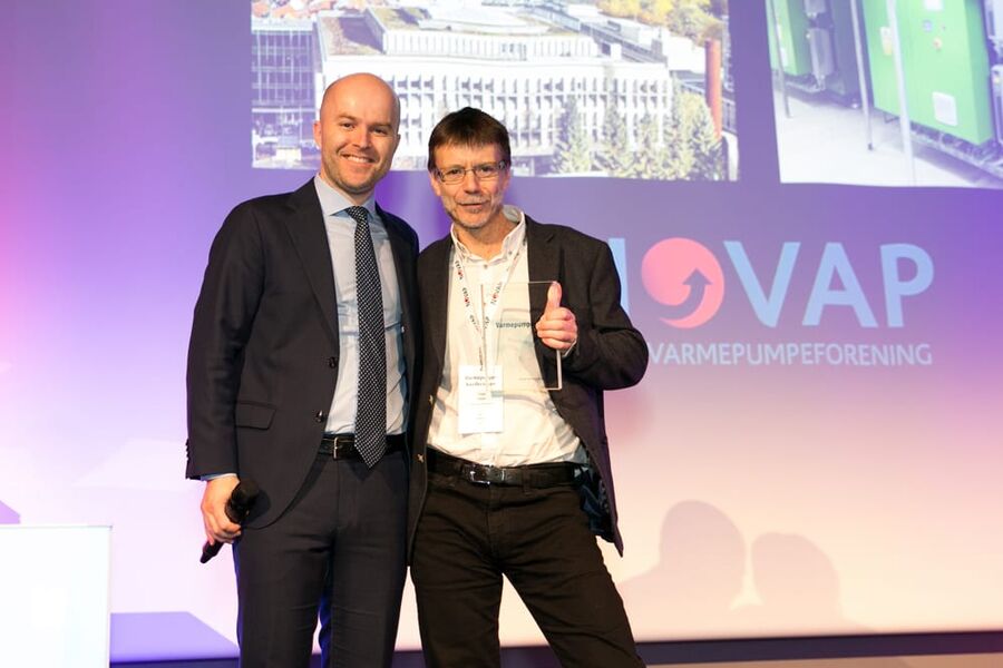 Valget av kloakk som energikilde resulterte i varmepumpepris for Ernst Olsen og Stavanger kommune. Til venstre prisutdeler Rolf Iver Mytting Hagemoen i Norsk Varmepumpeforening.  