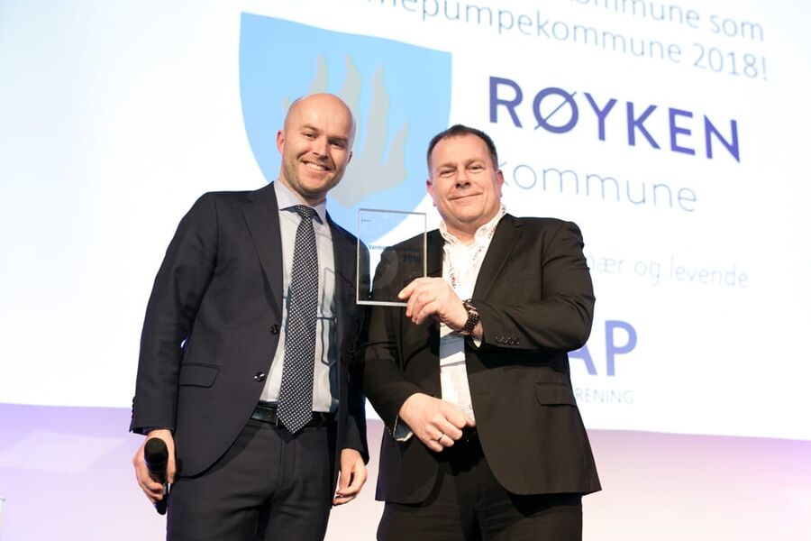 Lars Erik Eriksen (til høyre) og Rolf Iver Mytting Hagemoen under prisutdelingen denne uka. 