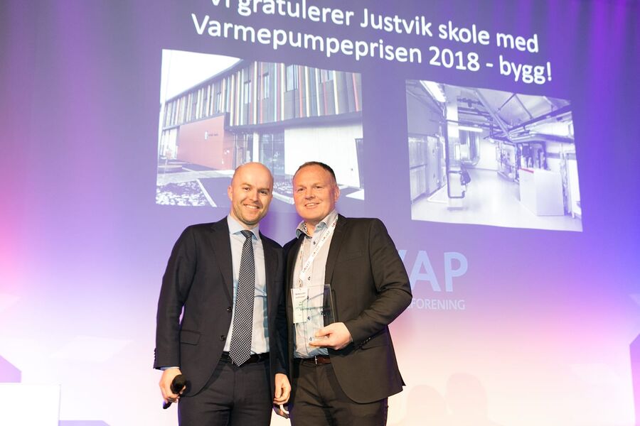 Atle Monan fra Veidekke (til høyre) tar i mot prisen fra Rolf Iver Mytting Hagemoen i Norsk Varmepumpeforening.