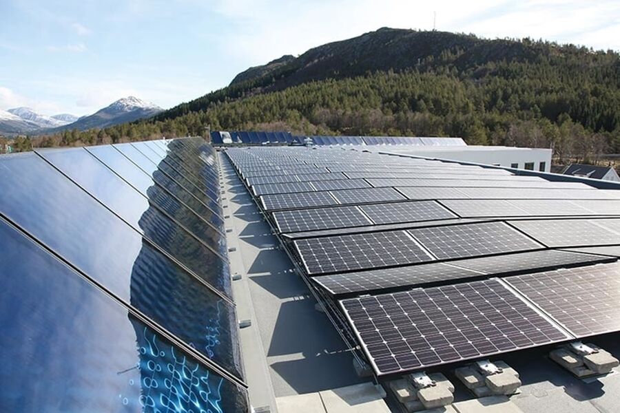 Eidet omsorgssenter med solfangere og solceller.jpg