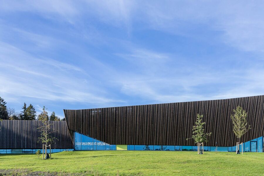 Ved forbildeprosjektet Holmen svømmehall i Asker henter varmepumper energi fra energibrønner, brukt luft og gråvann. Foto: FutureBuilt/Tove Lauluten. 