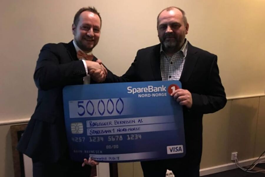 En stolt Trond Arild Berntsen mottar prisen på kr. 50.000,- . Pengene skal brukes på de ansatte. 