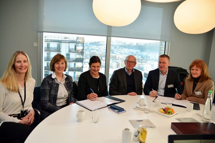 KJØPET I BOKS: adm dir i Undervisningsbygg Rigmor Hansen sammen med nestleder Ingrid Dahl Hovland og leder Steinar Manengen i Undervisningsbyggs styre skrev under kontrakten med Øystein Thorup og Marianne Njåstein fra Avantor AS.