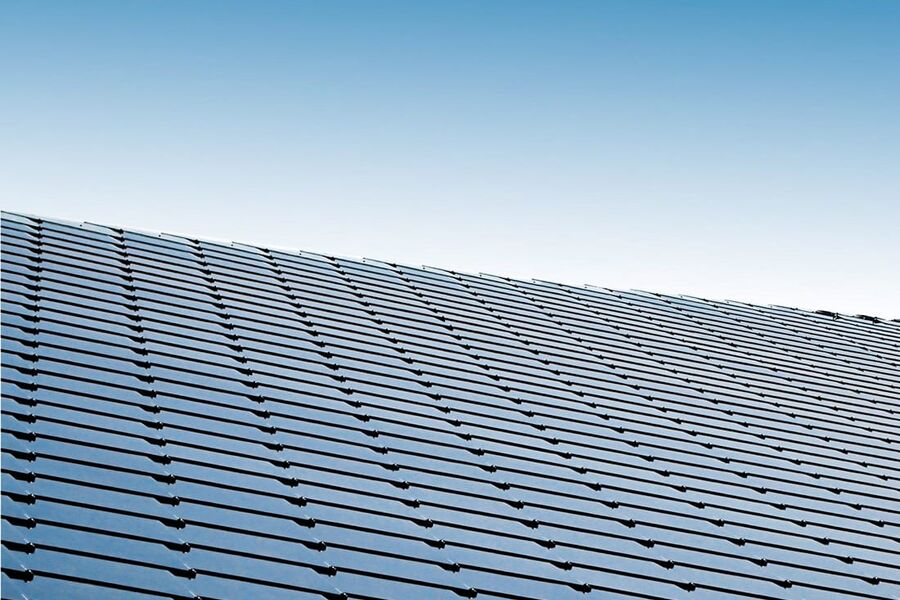 Solcelletakstein på tak - legges som tradisjonell skifer og lager energi like effektivt som vanlige solcellepaneler. Foto: Sunstyle
