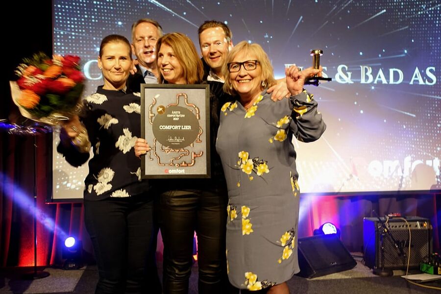 Det var Comfort Lier Flis og Bad AS som ble Comfort butikk 2017. Her ser vi fra venstre,Merete Kvinge, Solfrid Sandbekk og Berit Nyberg fra Comfort Lier.Bak fra venstre: Magne Edvardsdal og Trond Mellem Hoel fra Comfort-kjeden.
