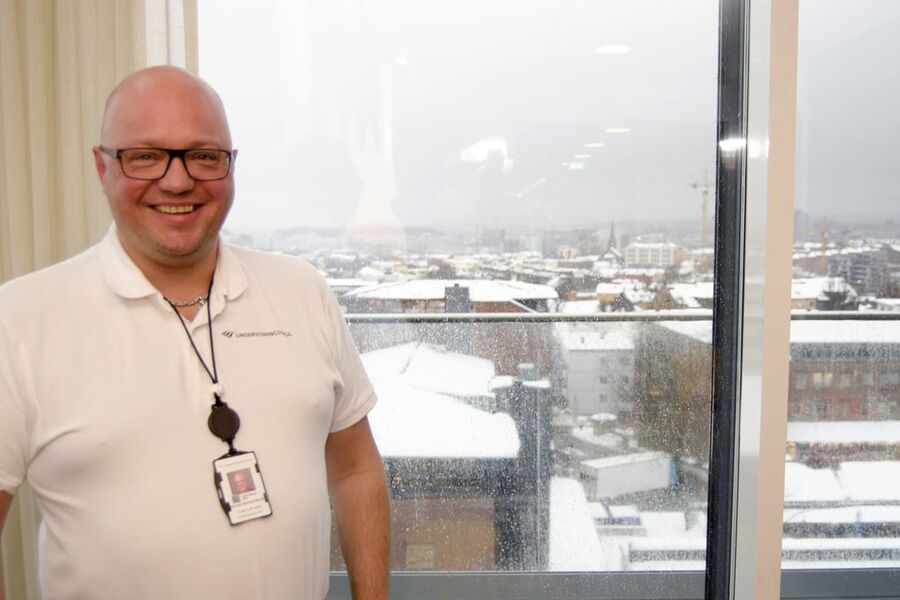 Gunnar Slinning Østad, seniorrådgiver IK / FDV i Undervisningsbygg, har ansvaret for alle skoler, svømmehaller, flerbrukshaller og barnehager i Oslo når det gjelder forebygging og tiltak mot legionella. Fra åttende etasje på Helsfyr, kan han følge med på mye av det som skjer i Oslo-gryta.  
