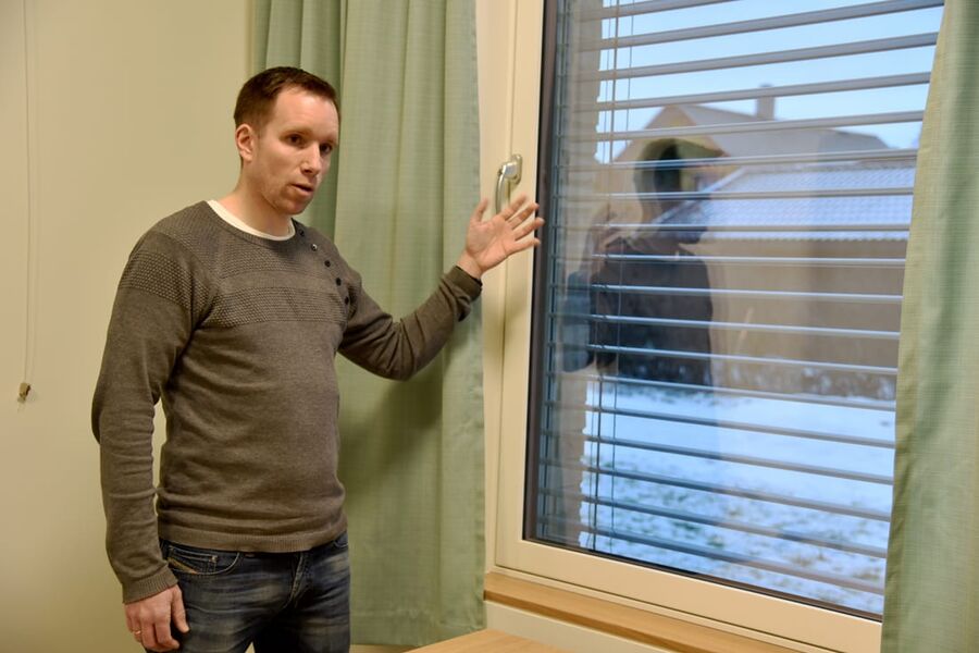 Jostein Fjell Nilsen fra ABB demonstrerer hvordan persiennene senkes når sollyset fører til for mye varme i nye Nesbru bo- og omsorgssenter, i tillegg økes lysintensiteten for å kompensere for bortfall av naturlig lys. 