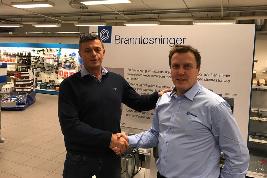 Arne Boyle til venstre ønsker Truls Bakken velkommen tilbake til Lindab.