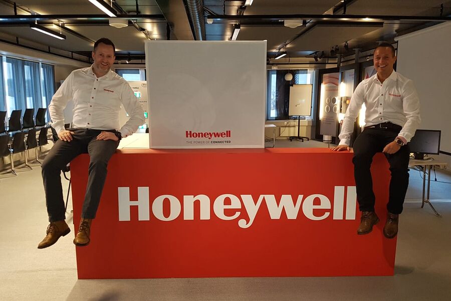 Morten Helgerud og Tom Fjordvang i Honeywell ønsker å sette fokus kompetanse, effektivitet og lønnsomhet. Derfor vil de si nei til pølsefest, og heller kurse installatørene på andre arenaer. 