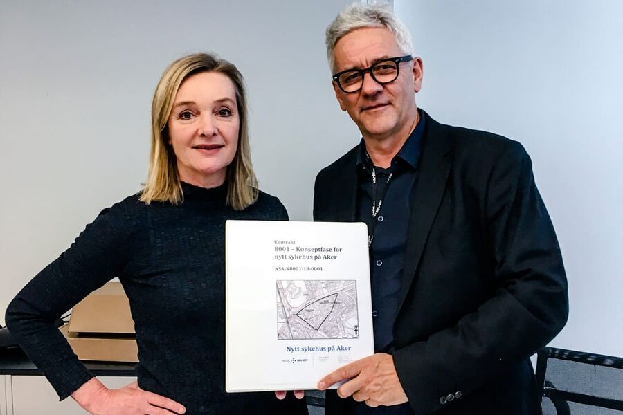 Hanne Hemsen og Johannes Eggen med signert kontrakt. Foto: Nordic - Office of Architecture
