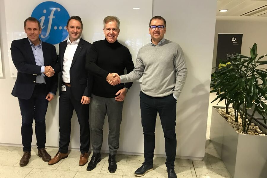 Her fra signeringen, Bjarne Harkinn, If, Øystein Kjellsen, VB,  Håvard Horn, If, og Morten Boye-Hansen, VB