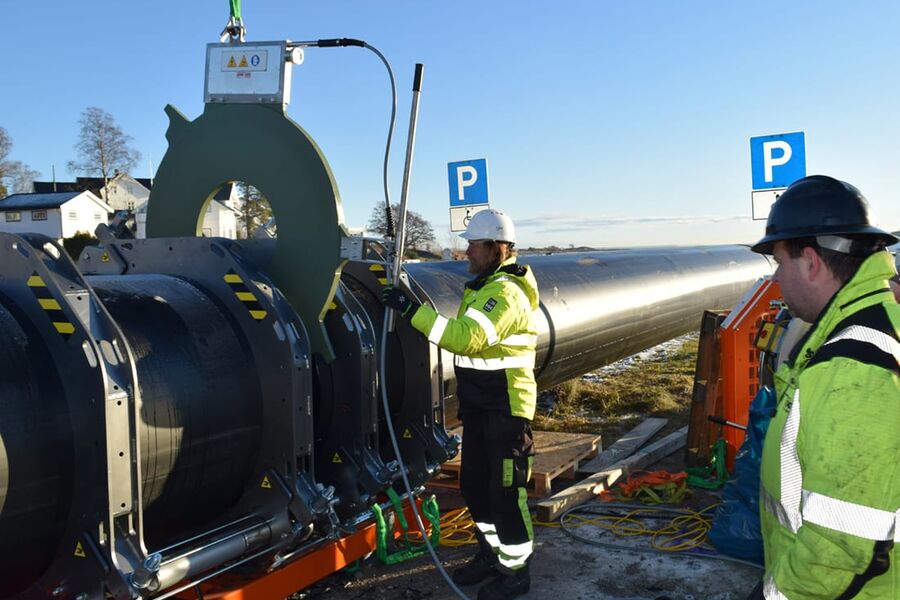 Varme-elementet som smelter begge sider av skjøten senkes på plass