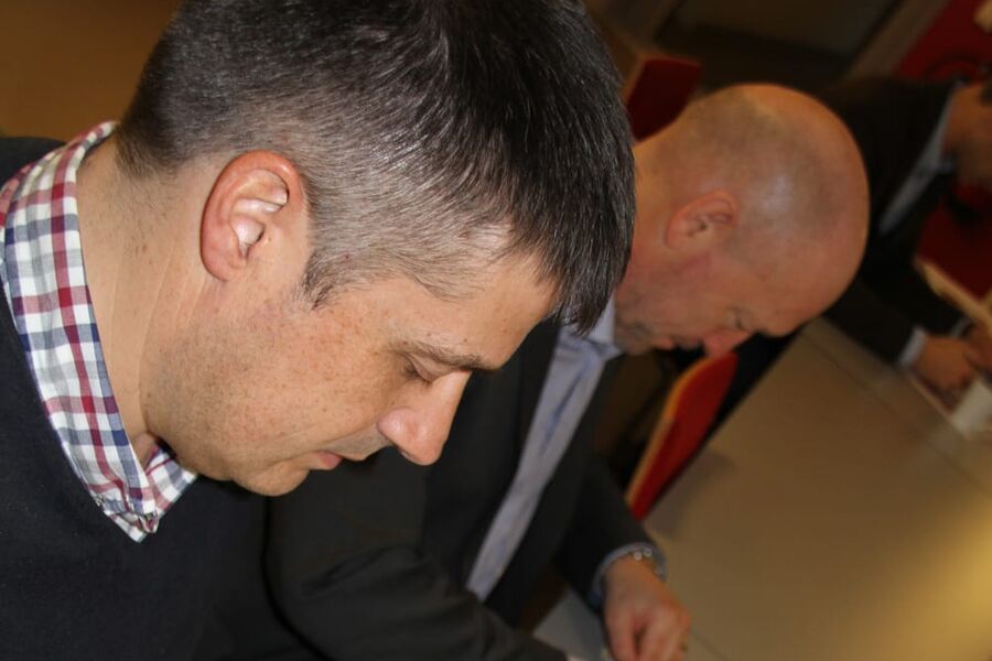 Aino Werp fra Control AS og Per Morten Johansen fra Omsorgsbygg Oslo KF signerer kontrakten for Munkerud barnehage.
