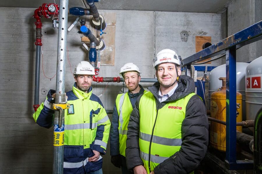 Inspeksjon av «hjertet» i fjernvarmeleveransen. Varmeveksleren som omdanner energi fra Keiseren til bruk i Rådhusbygget.