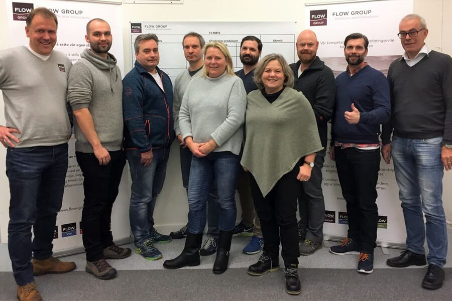 Bilde av administrasjon- og ledergruppe i FLOW Meisingset VVS AS, Rønnaug Nornes leder for K-HMS i FLOW Group og Atle Storås kvalitetsrevisor i Dovre Sertifisering.