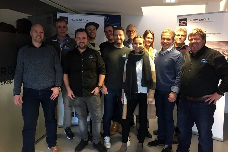 Bilde av administrasjon- og ledergruppe i FLOW Bjørgvin VVS AS, og ekstern kvalitetsrevisor.