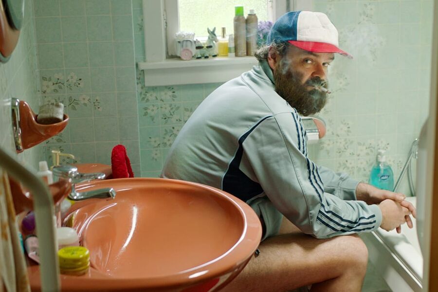 I filmen spiller Ine Jansen og Anders Baasmo Christiansen paret som skal renovere en bolig. Atle Antonsen har elleve roller, deriblant den polske håndverkeren Mischa.