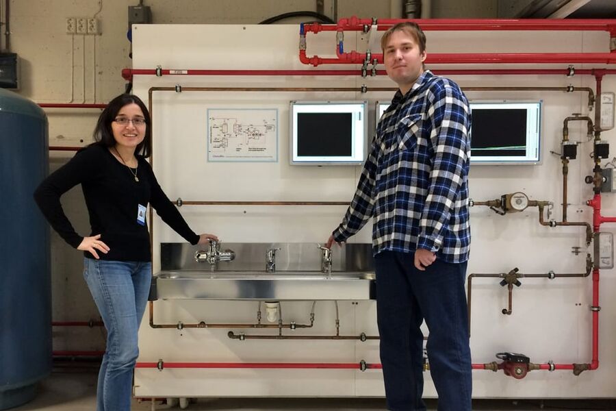 Dmytro Ivanko (t.h.) tar doktorgrad tilknyttet prosjektet VarmtVann2030, og startet arbeidet i oktober. Førsteamanuensis Natasa Nord (t.v.) er veileder ved NTNU. Foto: NTNU
