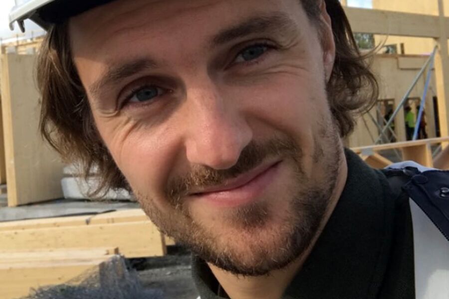 Patrick Storm-Jansen, stiller spørsmål om hvorfor det kreves så mye sikkerhet rundt. Det brukes store summer på å sikre mot feil. Det mener han blir helt feil.