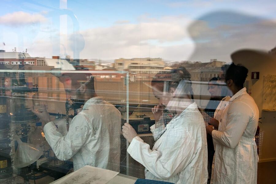 Utdanningstilbudet skal gjøre det mulig for flyktninger med realfags- og teknologiutdanning å få bruke egen kompetanse.(Illustrasjonsbilde). Foto: Yina Chan 