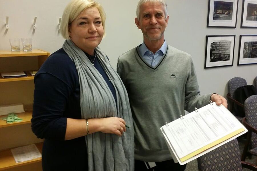 Birgitte Hille avdelingsleder for Analyse & arkitektur på Kristiansandkontoret mottar signert avtale med Helse Sør Øst RHF