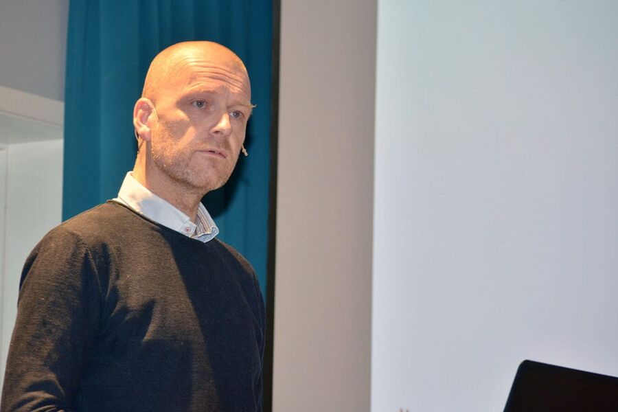 - Vi ønsker ikke bare å påpeke hva andre gjør feil, vi endrer også våre rutiner slik at de bakenforliggende årsakene kan avsløres, poengterte takstsjef Lars Angell under åpningsforedraget. (Foto: Jan H. Kalvik)
