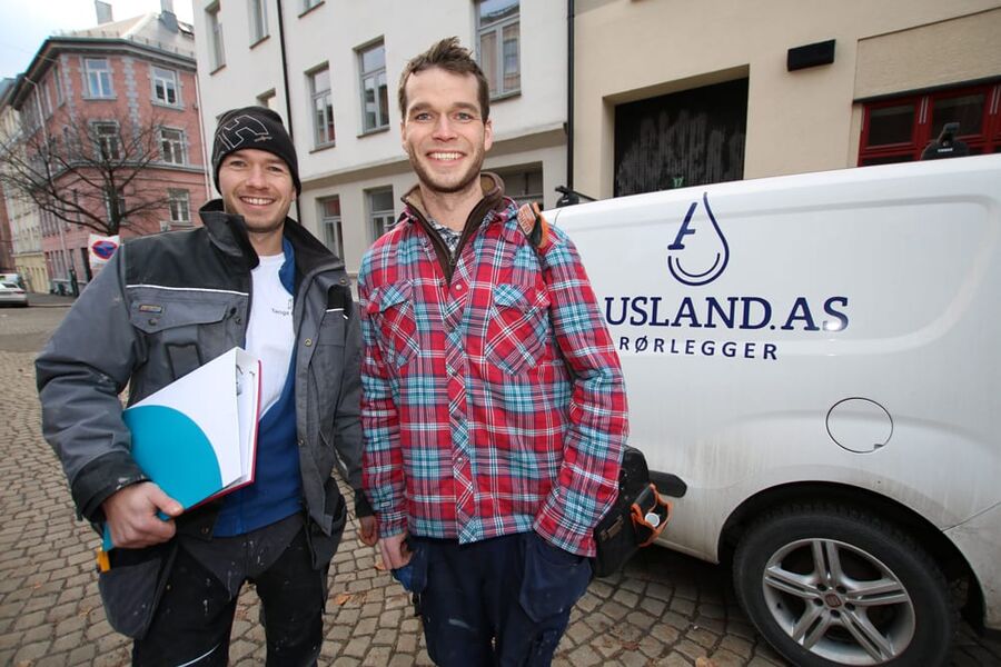 Et tilfeldig møte på Rema 1000 skulle vise seg å bli viktig for rørlegger Torbjørn Ausland (til høyre) og tømrer Kim André Tengs.  Vi gleder oss til fortsettelsen, sier de to blide håndverkerne.