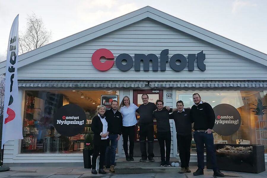 Alle ansatte i Comfort Vågå samlet foran den nye butikken, Fra venstre: Ragnhild Blankenborg, Joakim Lillesæter, Christine Martinsen, Arnljot Ulsand, Shabir Ahmad, Ole Christian Strømstad og Marius Rudihagen. 