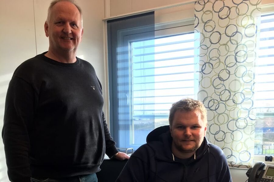 Erik og Lars Erik Wickstrøm: Her er far og sønn ved kontoret i Larvik 2018.