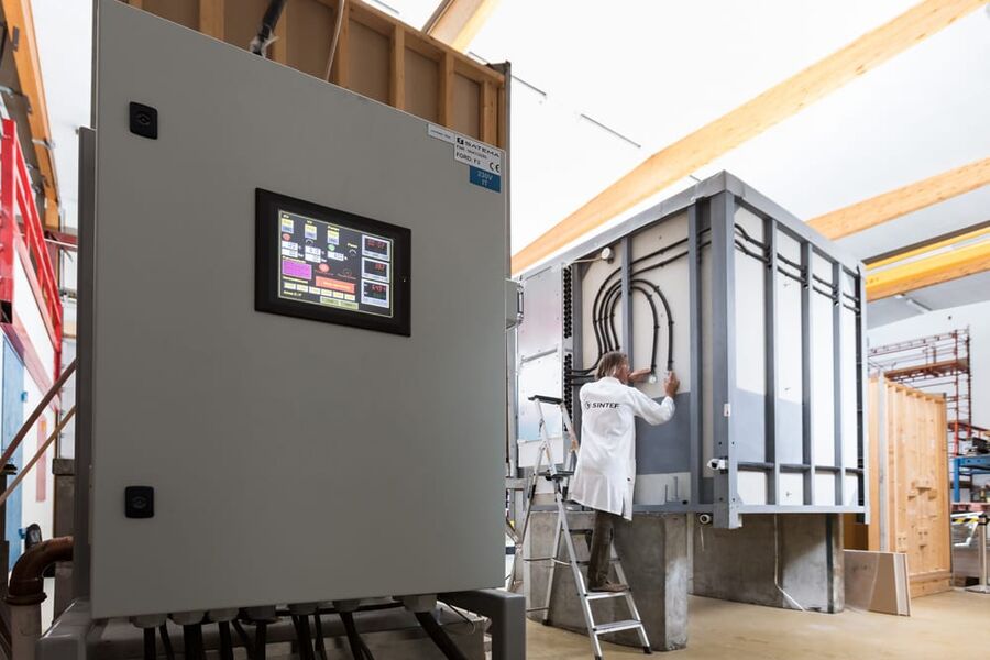 SINTEF tester og godkjenner våtromsmoduler. Foto: Werner Juvik