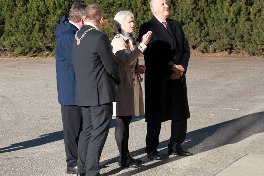 - Vi har lyst til å vise Hans Majestet Kongen vår takknemlighet med å klappe. Klappe for å berømme ditt engasjement og din omtanke for innbyggere og bedrifter som ble rammet av flommens ødeleggelser, sier Tone Foss By.